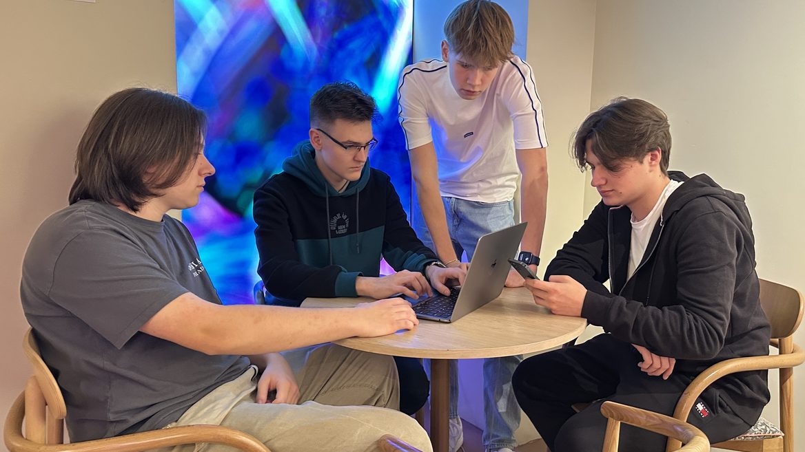 Айтівці зі Львова розробили конкурента Telegram, WhatsApp, Signal, що працює навіть за наднизької швидкості інтернету. Як функціонує і кому корисний месенджер Bridge