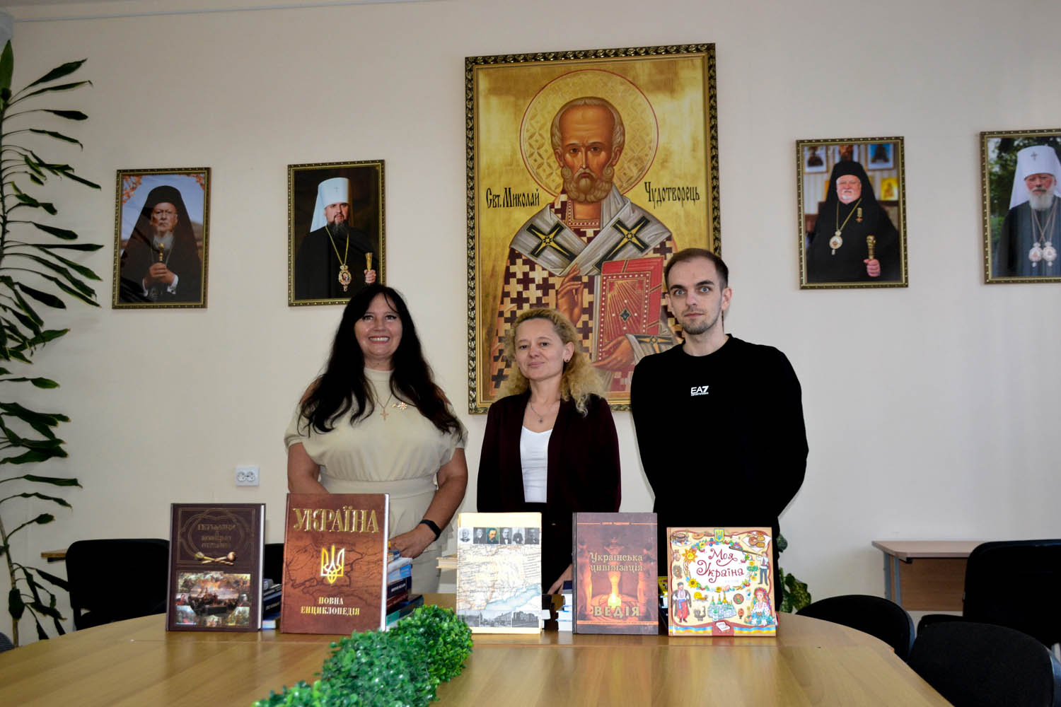 Закарпатське регіональне відділення Асоціації міст України подарувало книги для бібліотеки Карпатського університету імені Августина Волошина