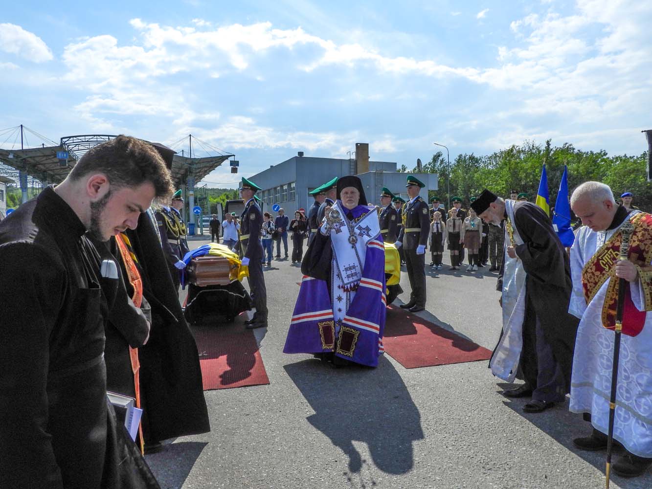 Труни з прахом Провідника українських націоналістів Андрія Мельника та його дружини Софії Федак-Мельник урочисто і молитовно зустріли на українському кордоні в Ужгороді