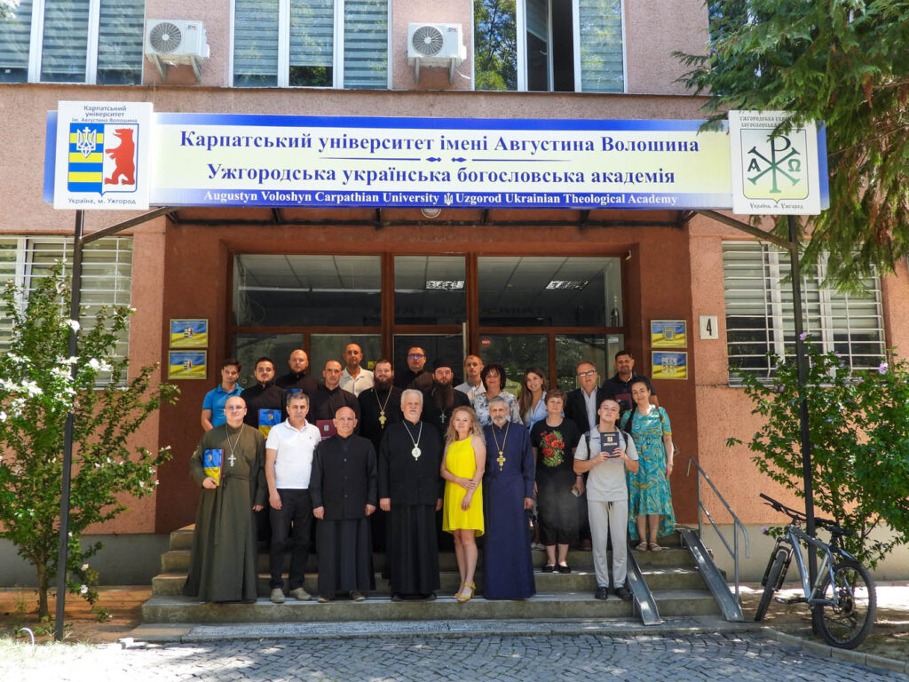 У Карпатському університеті імені Августина Волошина та Ужгородській українській богословській академії відбувся перший етап вручення дипломів випускникам 2026 року