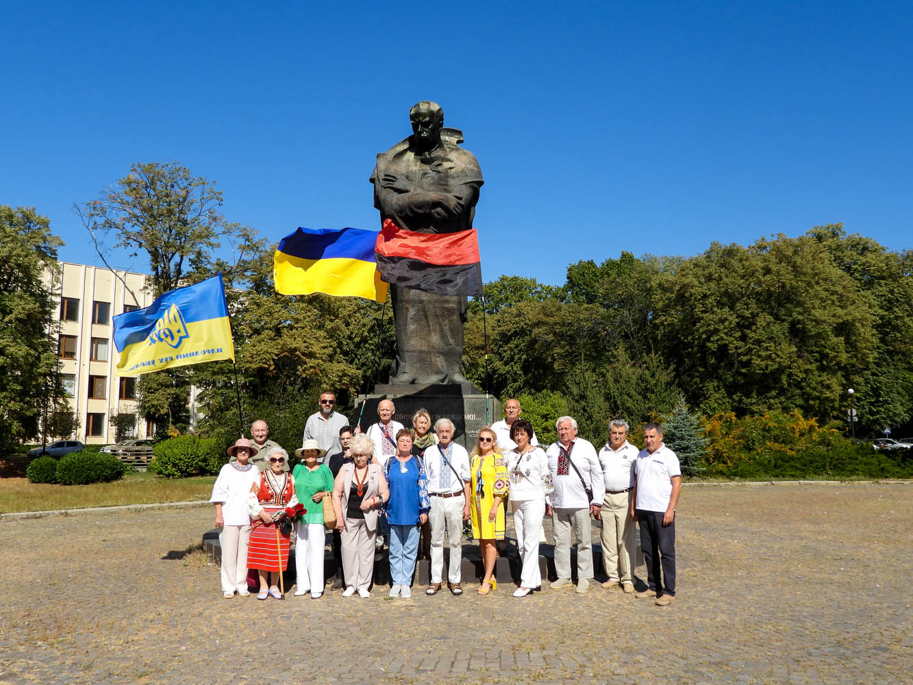 В УЖГОРОДІ ПРЕДСТАВНИКИ НАРОДНОГО РУХУ УКРАЇНИ, НАЦІОНАЛЬНО-ПАТРІОТИЧНИХ ОРГАНІЗАЦІЙ, ОСВІТЯНСЬКОЇ, НАУКОВОЇ ТА ДУХОВНОЇ СПІЛЬНОТ ВІДЗНАЧИЛИ 35-РІЧЧЯ НЕЗАЛЕЖНОСТІ УКРАЇНИ
