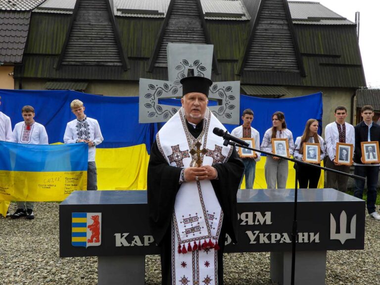 Єпископ Мукачівський і Карпатський Віктор Бедь очолив чин освячення пам’ятного Хреста на честь Героїв Карпатської України у селі Кваси